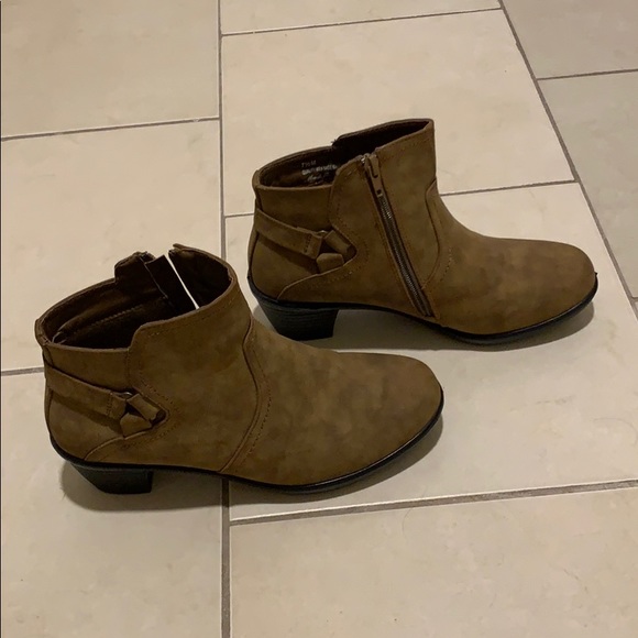 Boots - Picture 2 of 5